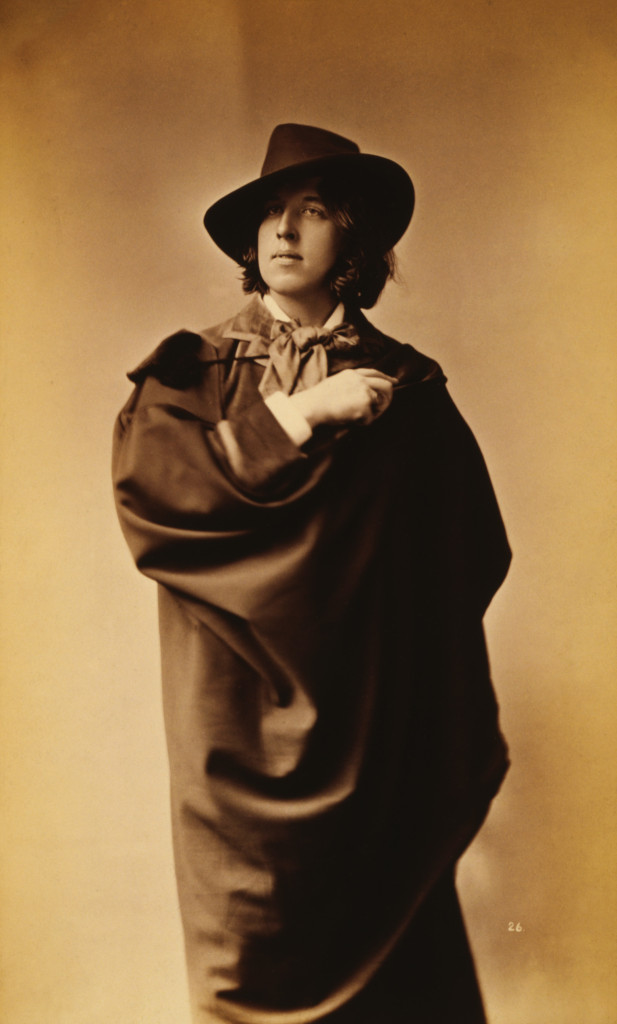 Oscar_Wilde_by_Napoleon_Sarony,_with_hat_and_cape,_1882